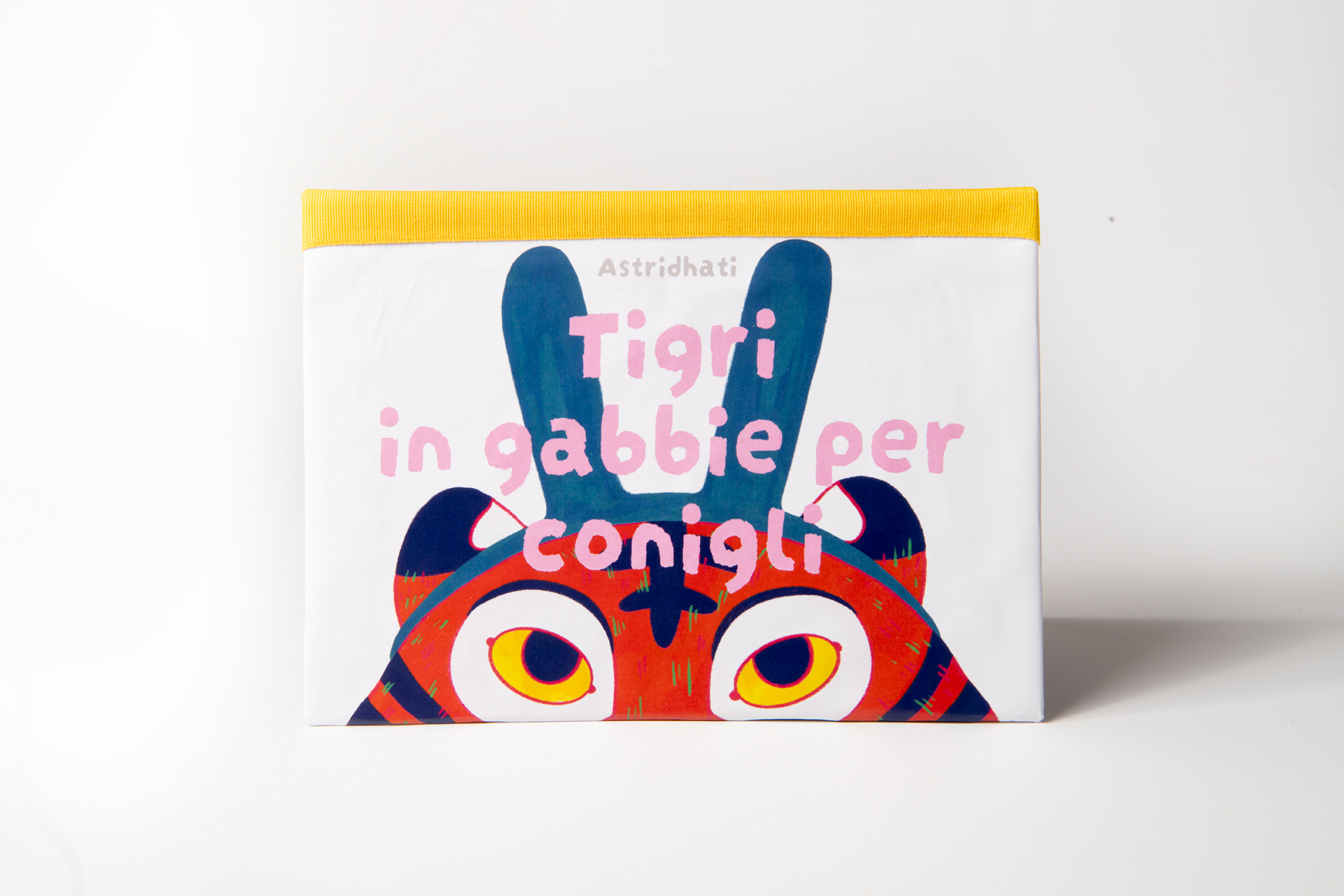 Un progetto di libro pop-up, parte di un pitch pensato per le case editrici. Il progetto completo prevede cinque pagine doppie a diorama, qui sono mostrate la copertina e una pagina, scelte per rappresentare il meccanismo e la storia.
Prototipo realizzato a mano, storia e soggetti originali, non commissionato.